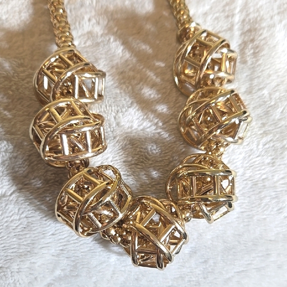 #251 Elegant Gold Tone Statement Necklace - Picture 2 of 3